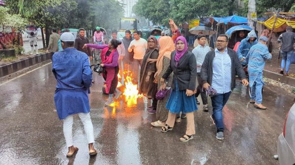 বৃহস্পতিবার (৭ ডিসেম্বর) সকালে রাজধানীর শাহজাহানপুরে মিছিল ও পিকেটিং করে বিএনপি ও অঙ্গসংগঠনের নেতাকর্মীরা। সংগৃহীত ছবি :- মোঃ মুরাদ হোসেন , দৈনিক দেশবাণী।।