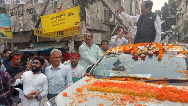 "আওয়ামী লীগের মনোনীত প্রার্থী অ্যাডভোকেট বীর মুক্তিযোদ্ধা জাহাঙ্গীর কবির নানক" মিছিলের বহরে জনসাধারণের কাছে ভোট প্রার্থনা করার সময়। সংগৃহীত ছবিঃ- মোঃ মুরাদ হোসেন দৈনিক দেশবনী